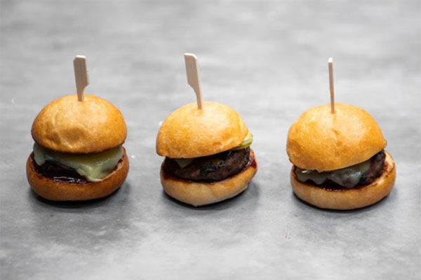 Slider – Wagyu Cheeseburger, Pickles, Relish, Black Label BBQ